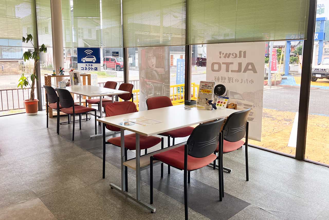 小杉自工店舗内の待合スペース