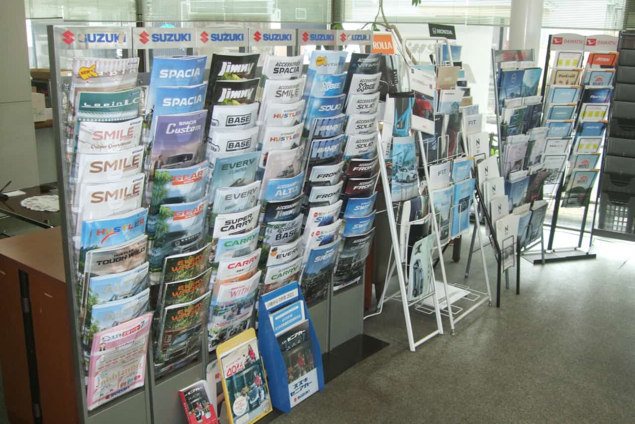 自動車のパンフレットのラック