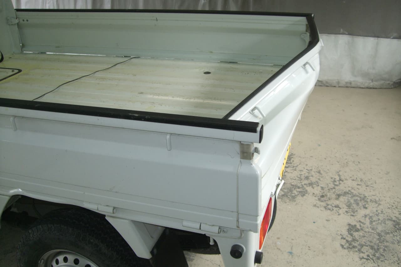 白いミニトラックの後ろがへこんでいる様子