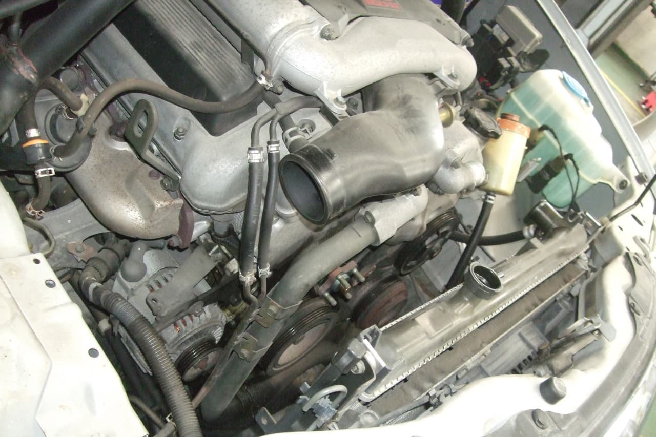 車のエンジンルーム