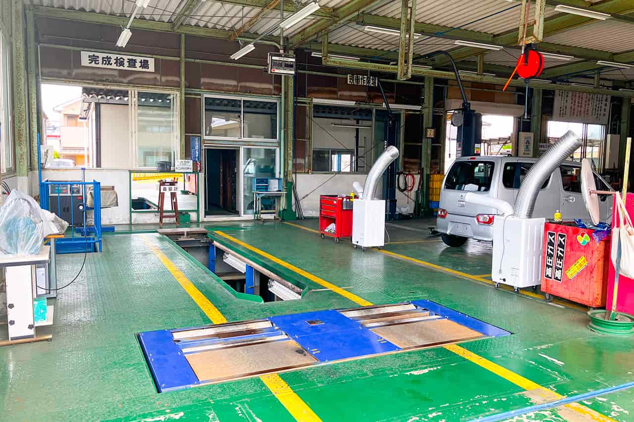 小杉自工の整備工場内