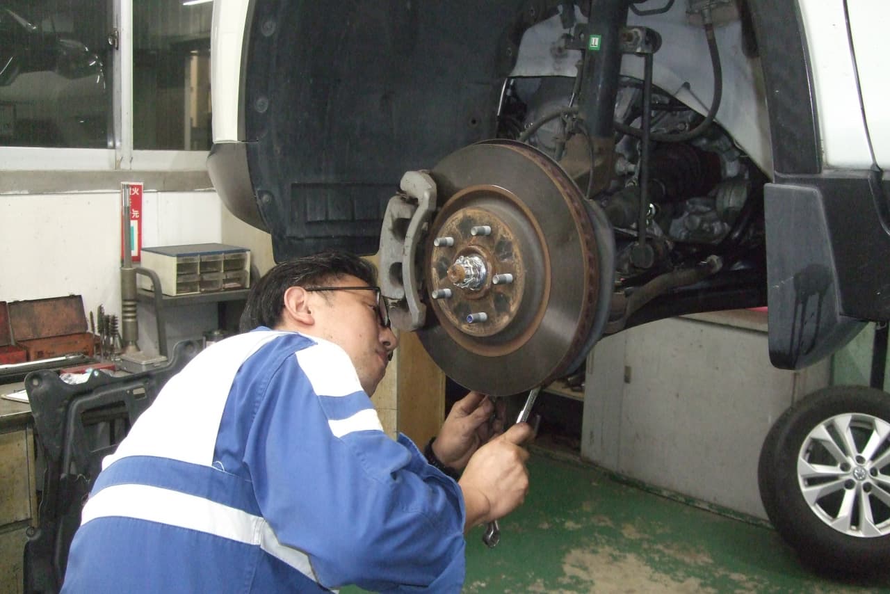 タイヤをメンテナンスしている様子