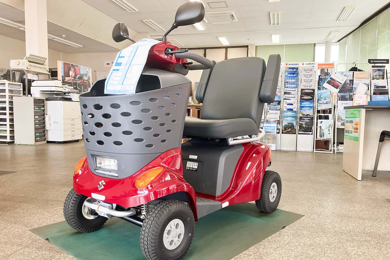 赤とグレーのセニアカー